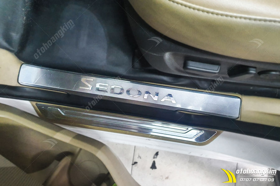 https://69autost.com/wp-content/uploads/thumbnail-for-11840-3bdc1f5c-nep-buoc-chan-trong-xe-sedona.jpg